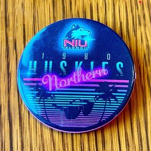 🌟2/$12 Vintage NIU Huskies Northern Illinois University 1980 Alumni pin button